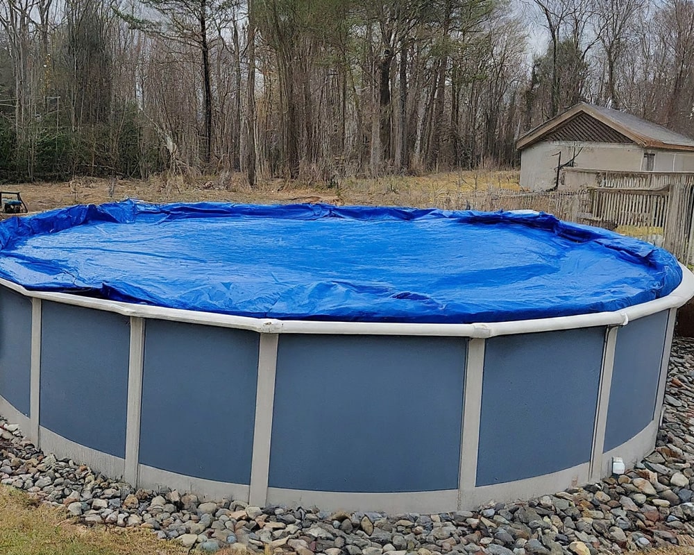 above ground pool closed with blue cover